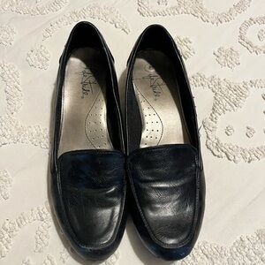 Women's black dress shoes